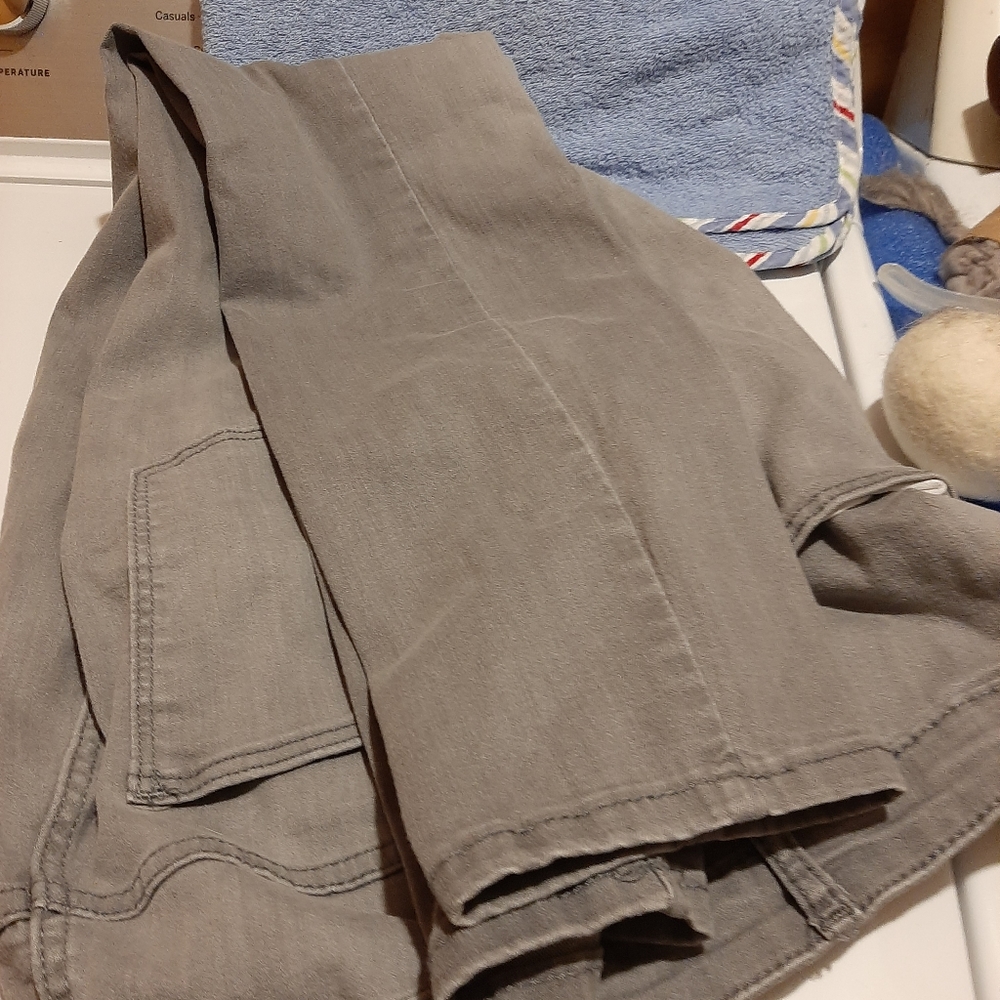 Universal thread goods co.Great pair of gray stretch jeans, size 12 /31 R